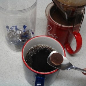 チョコレートでちょっぴりの甘味を出したコーヒー